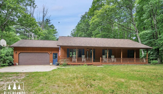 The Riverlands - Spacious Home on Muskegon River!!