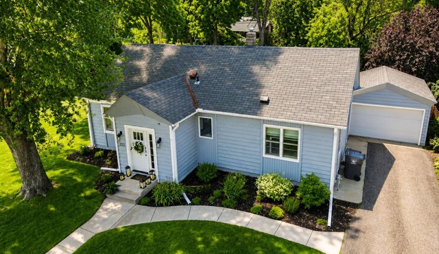 The Story House - Walk to the dinner theater in Chanhassen