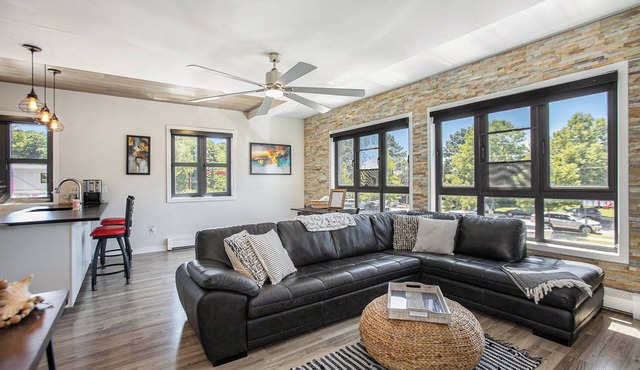 The Urban Coastal : Downtown Saugatuck - Cozy Condo with Lakeside Views