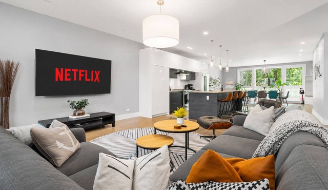 The Urban Oasis | Outdoor Lounge Sleeps 10+