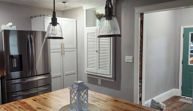 "The Vicky" A warm spacious 6-bedroom home in Springfield's Historic District!