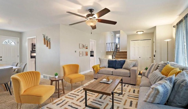 The Wheaton House Getaway - Game Room, Office & Garage near Metra & Naperville in Wheaton