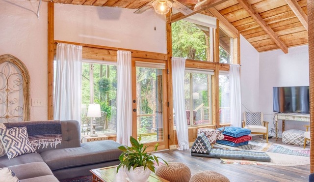 Third Coast Cottage: Lake Michigan Views, Starlink, Magical Setting