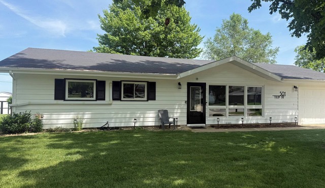 Three Oaks Home Walk Downtown Fire Pit Near Beaches & Wineries Sleeps 8