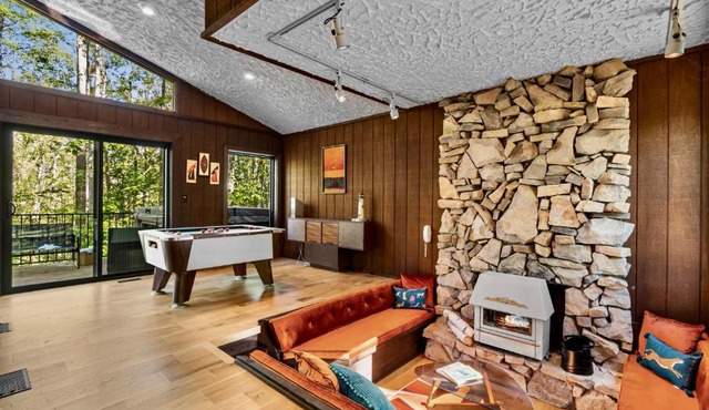 Time Capsule 70s Hot Tub, Sauna Arcade