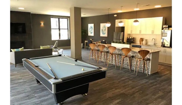 Top Floor King- Private Parking- Restaurants (504)