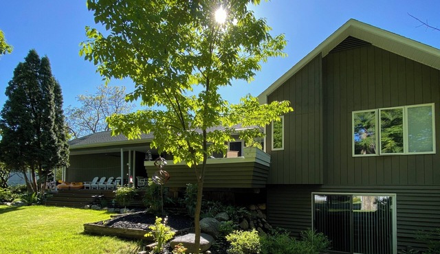 Torch Lake 5BR/3BA - huge yard with lake views