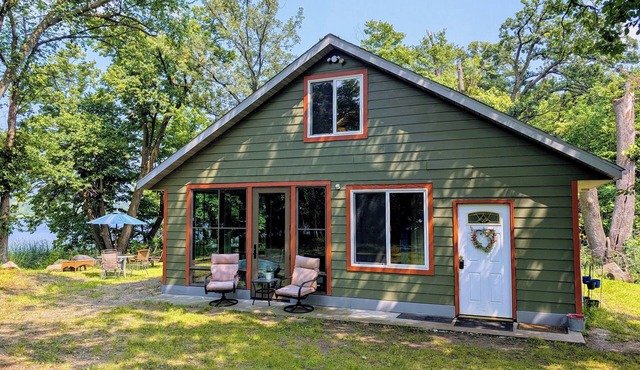 Tranquil Lakefront Hygge Bee Cabin