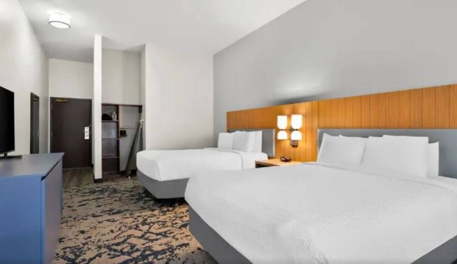 Tranquil Stays Near LSU with Outdoor Pool, Hot Breakfast & 24-Hour Fitness Room