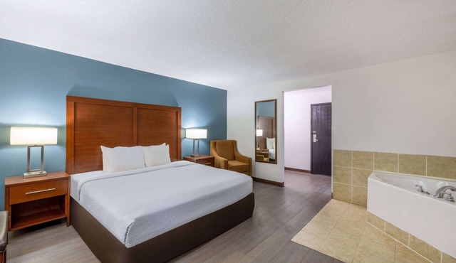 Travelodge by Wyndham Brooklyn Center