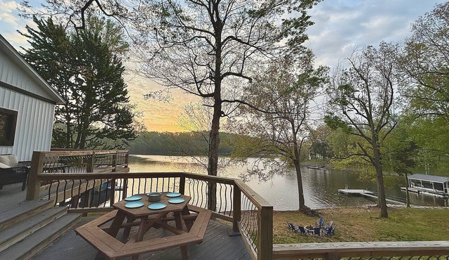 Unique Home & Guest House- Waterfront on Eddy Bay