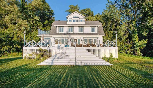 Upper-level Duplex on Lake Michigan w/patio, gas grill & WIFI