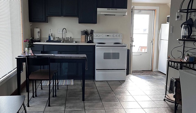 Upper Pro Retreat near Hospitals & Zoo - Garage & Yard. Dog-friendly!