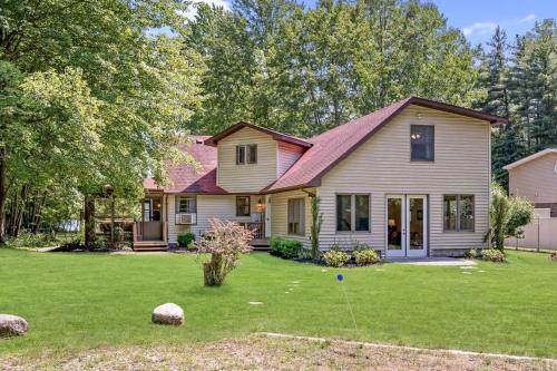 Upper Scott Lake Retreat - Scenic and Stunning Lakefront Home with Large Yard