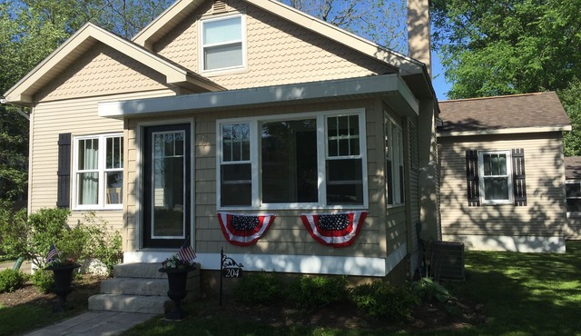 VENETIAN'27SEND INQUIRY! Walk to Everything/Fenced Yard/Enclosed Front Porch/AC