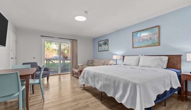 Victorian Inn #120 | King Bed + Full Sleeper Sofa