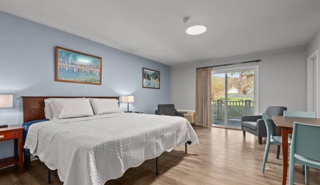 Victorian Inn #243 | King Bed