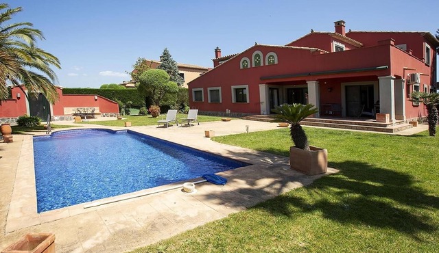 "Villa on Golf Course" with Mountain View, Pool, Wi-Fi, A/C, Terrace & Garden in Peralada