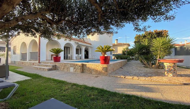 Villa with garden and private pool in quiet neighborhood. Beach within walking distance. in Empuriabrava