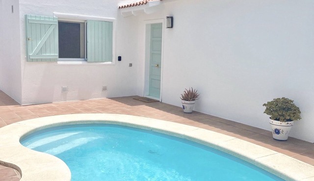 Villa with "heated pool" , 500megabyte Wifi and Netflix - 100 metres from beach in Corralejo