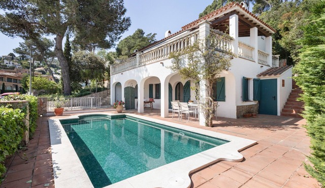 Villa with Pool 700 Meters from the Beach in Begur