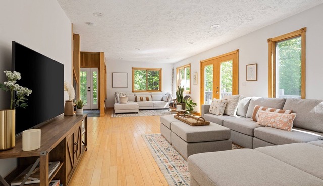 Vineyard Haven | AC | Jacuzzi | Sauna | Private | En Suite |