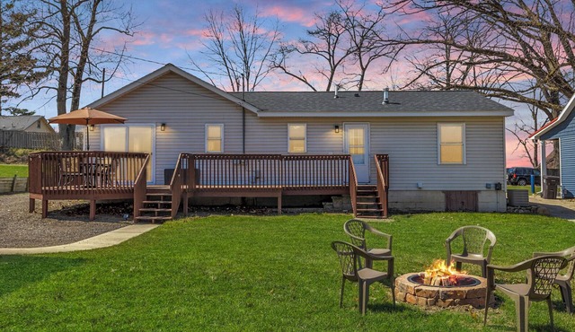 Walk to Clark Lake + Beach Bar, Firepit, Porch, Sleeps 8