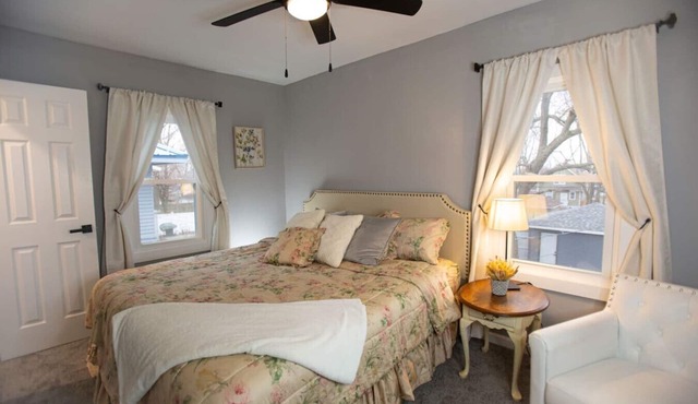 Walk to Notre Dame 5BR Sleeps 12 Fire Pit Game Day Ready