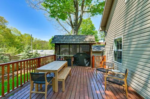 Walk to the Beach: Pet Friendly w/Fire Pit!