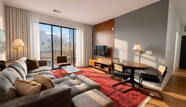 Walker`s Point Designer 2BR · Prime Location with Balcony and Gym · Sleeps 6