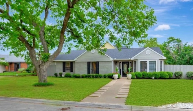 Walking distance to the lake, Pool/Hot tub/Slps12/less than 2 miles from Main ST in Grapevine
