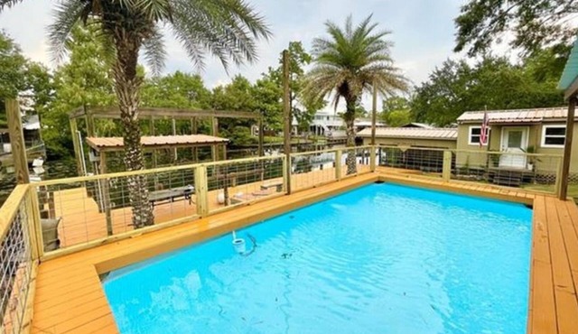 Waterfront 4 bedroom. Discount available for extended or monthly rentals! in Slidell