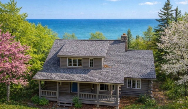 Waterfront Log Home Near Sister Bay- Game Room, Kayaks & Sunrises