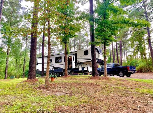 Waterfront - Luxury RV - Sleeps 6 in Etoile