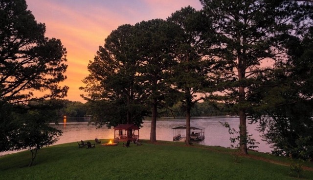Waterfront Retreat for 8 w/Fire Pit, Boat Dock, no steps to water! 3BR/2BA in Cadiz