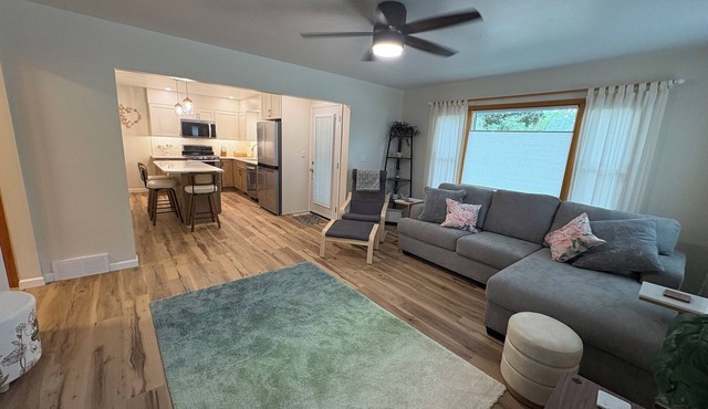 Welcoming Updated 3-bedroom House close to downtown Clear Lake and City beach! in Clear Lake
