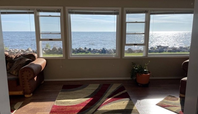 Whitefish bayfront- beautiful inside and out