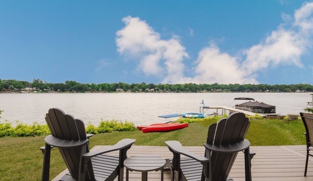 Wonder Lake Extended-Stay Furnished 30-Day+ Waterfront Estate