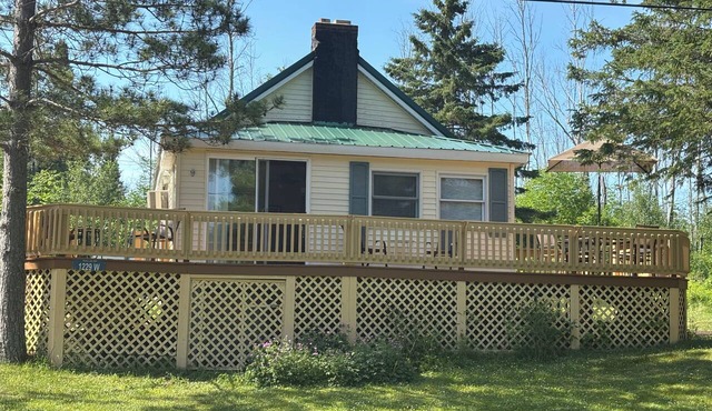 Wonderful cottage on Lake Anne Louise in historic Blaney Park