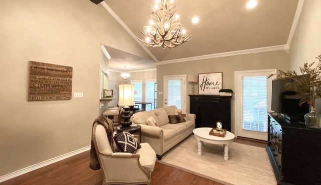 Woodsy Townhouse-High-End Corporate Rental-Ideal for Business Travel in Center