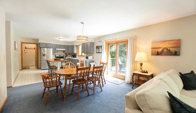 Your Great Escape Lake Home- Pet Friendly, Sleeps 10 & Right on the Lake!