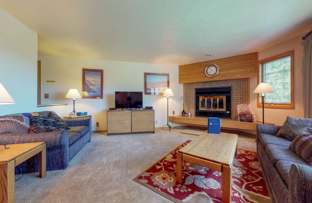 Condo on Shuttle Route - Shared Hot Tubs, Views, Walk to the Slopes in Keystone