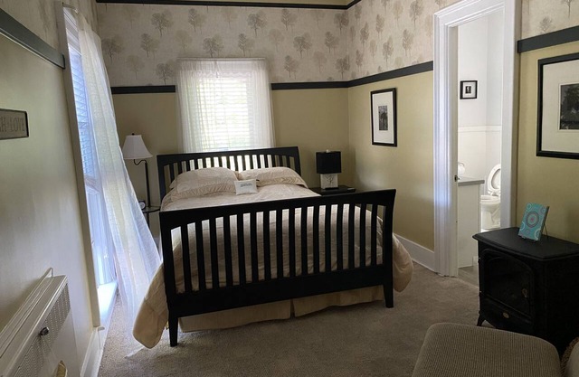 Historical Monroe Manor - Beechwood Room