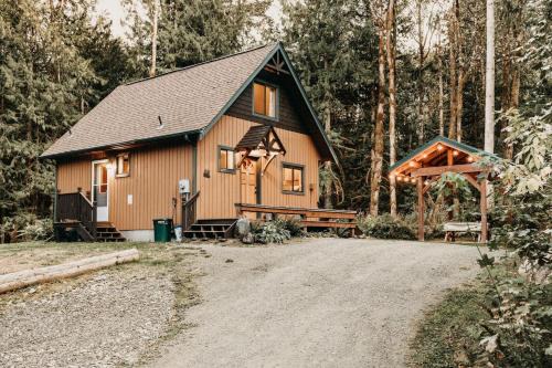 Mt Baker Lodging - Cabin 67 - Private 2-story cabin with a private hot tub in Maple Falls