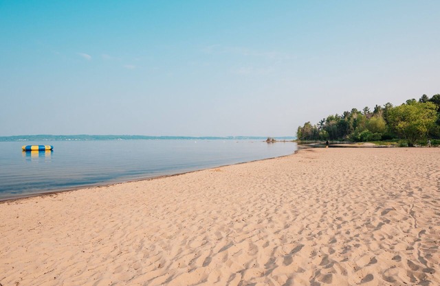 Near wineries, golf and horse show! Grand Traverse Bay beach 300' from condo!n