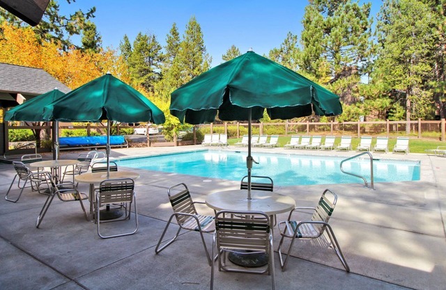 The Ridge at Sunriver - Condo #14 - Access provided to onsite seasonal swimming pool & tennis facilities, year-round hot tub plus 4 bikes in Sunriver