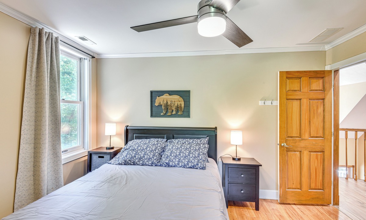 La Porte Cottage | Huge Family Home w/Pool - 13 Mi to Lake Michigan!