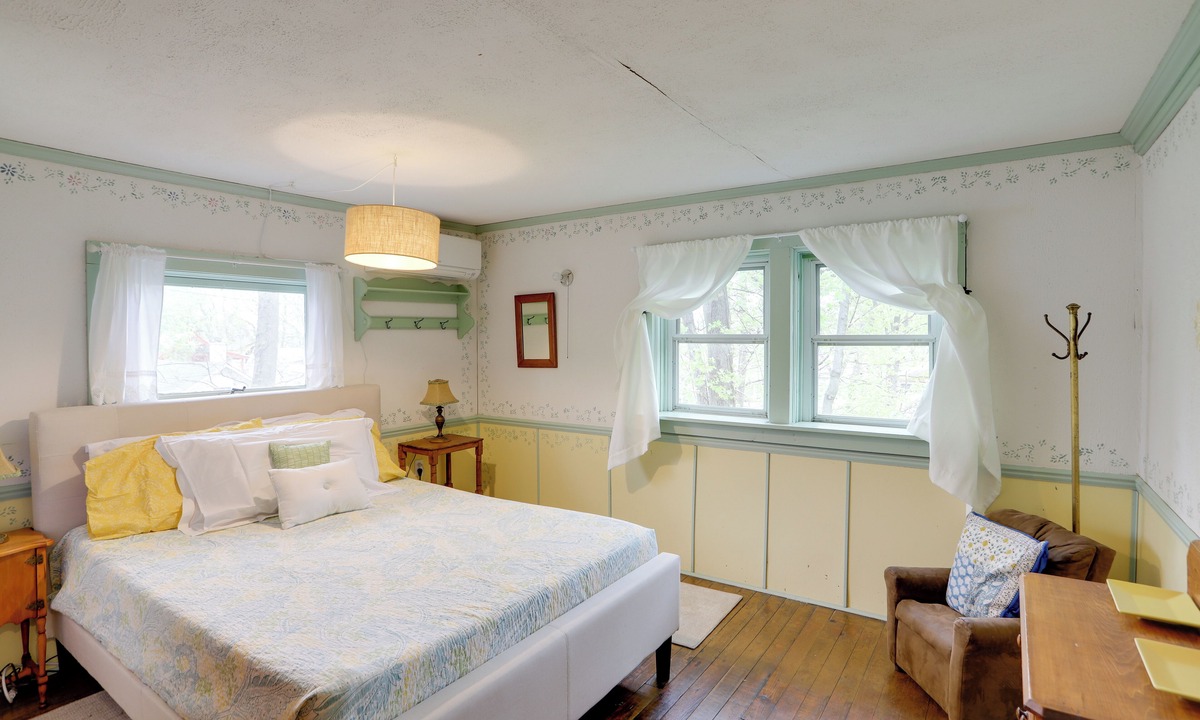 Lakeside Cottage | Spacious Lakeside Cottage - 2 Miles to Marblehead!