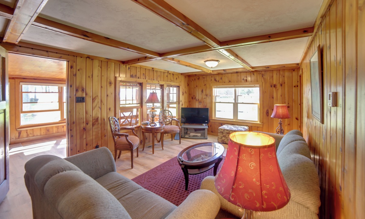 Oconto Cottage | 600' of Green Bay Frontage & Dock: Cozy Cottage
