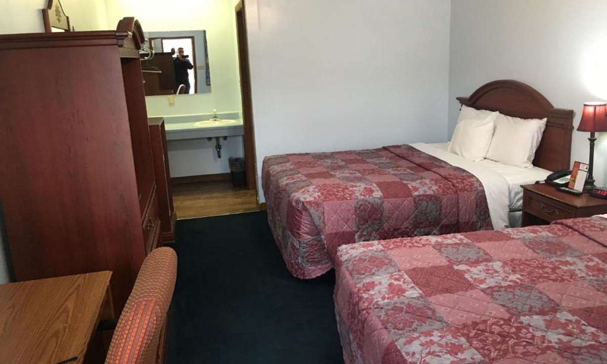 Warren Hotel | Huggy Bear Motel